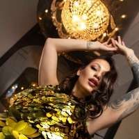 Between Velvet and Gold